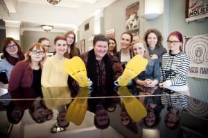 Nerk į teatrą simbolis- geltoni lastai – kūrybinių dirbtuvių vedėjų talismanas