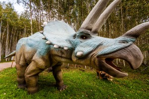 Milžiniški dinozauru parko eksponatai
