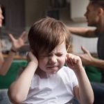 Keturios vaikystės traumos, dėl kurių būna kalti tėvai